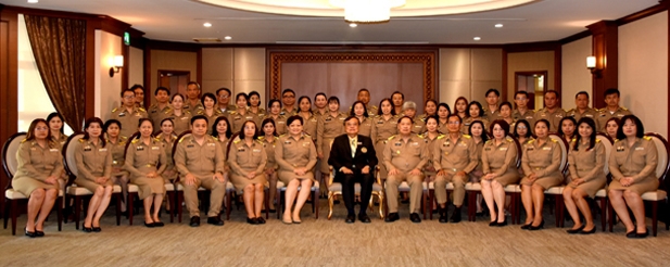 เลขาธิการเนติบัณฑิตยสภาร่วมถ่ายภาพหมู่กับพนักงานเนติบัณฑิตยสภา